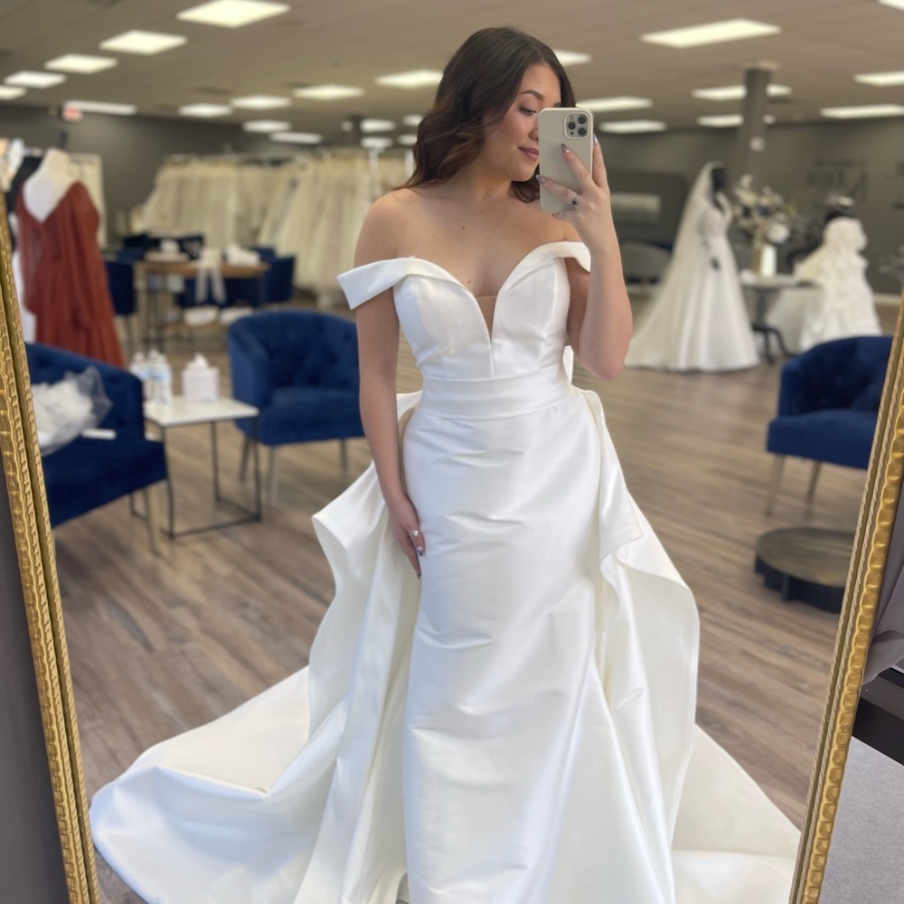 Allure Bridals Wedding Dress and Detachable Train A1113